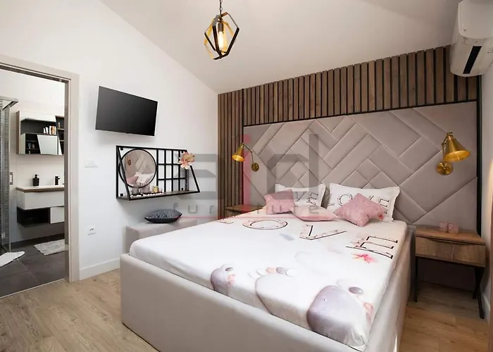 Porta Aurea & Wellness Oasis شقة بولا