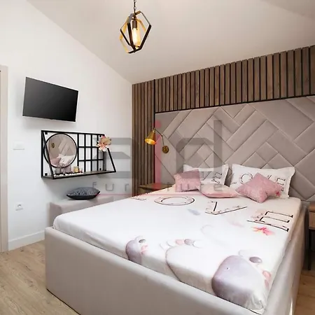 Porta Aurea & Wellness Oasis 아파트 풀라